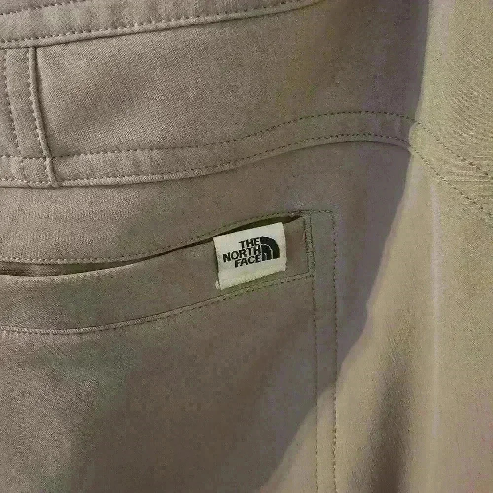The North Face Women’s Pants Beige Capri Outdoor Cargo UPF 50 NWT SIZE 8 - Picture 6 of 6
